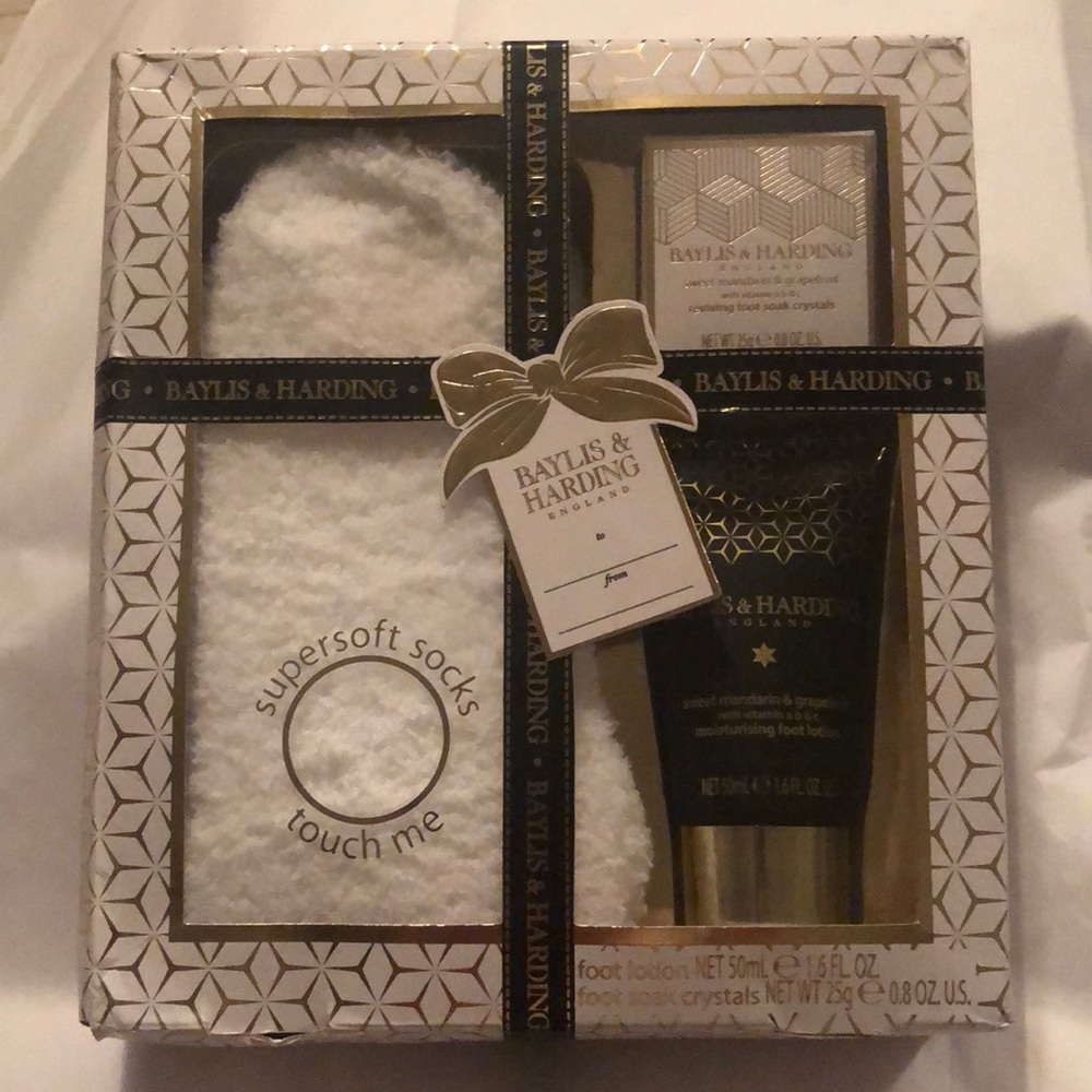 New Baylis & Harding England Foot lotion & Foot soak crystals with socks.